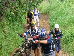 Didorong oleh Pak Nurul atau Belajar Sepeda di Hutan Pondok Pemburu ???
